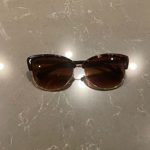 Very cool! Tortoise brown and gold sunglasses!